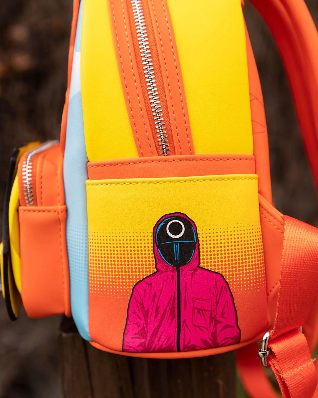 NUEVO (reventa) Exclusivo de 707 Street - Mochila pequeña iluminada para cosplay de Young Hee con temática de Netflix de Loungefly 